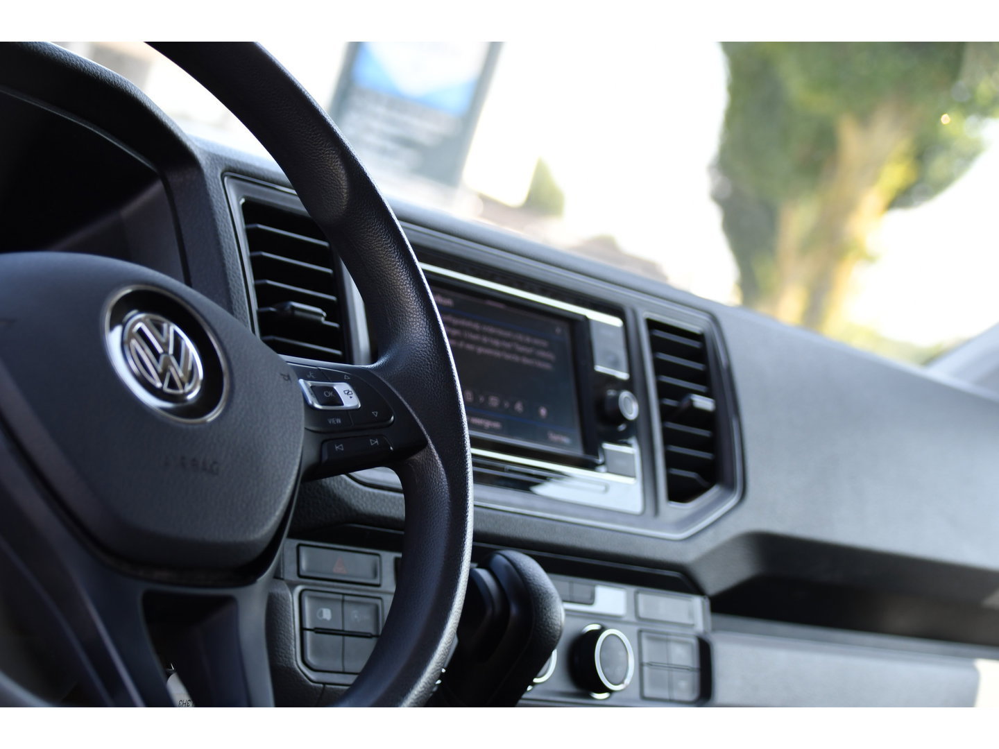Volkswagen Crafter 35 2.0 TDI L3H3 RWD Black Edition Camera, Adaptieve Cruise, 3500kg Trekhaak, Automaat, LED, Geveerde stoel, 164pk, Massage stoel, Uniek!