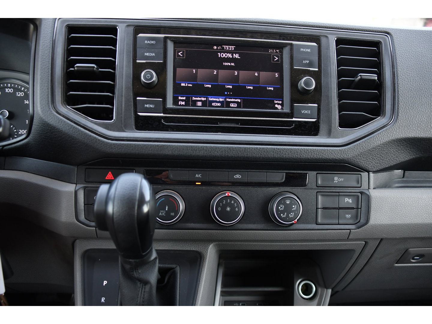 Volkswagen Crafter 35 2.0 TDI L3H3 RWD Black Edition Camera, Adaptieve Cruise, 3500kg Trekhaak, Automaat, LED, Geveerde stoel, 164pk, Massage stoel, Uniek!
