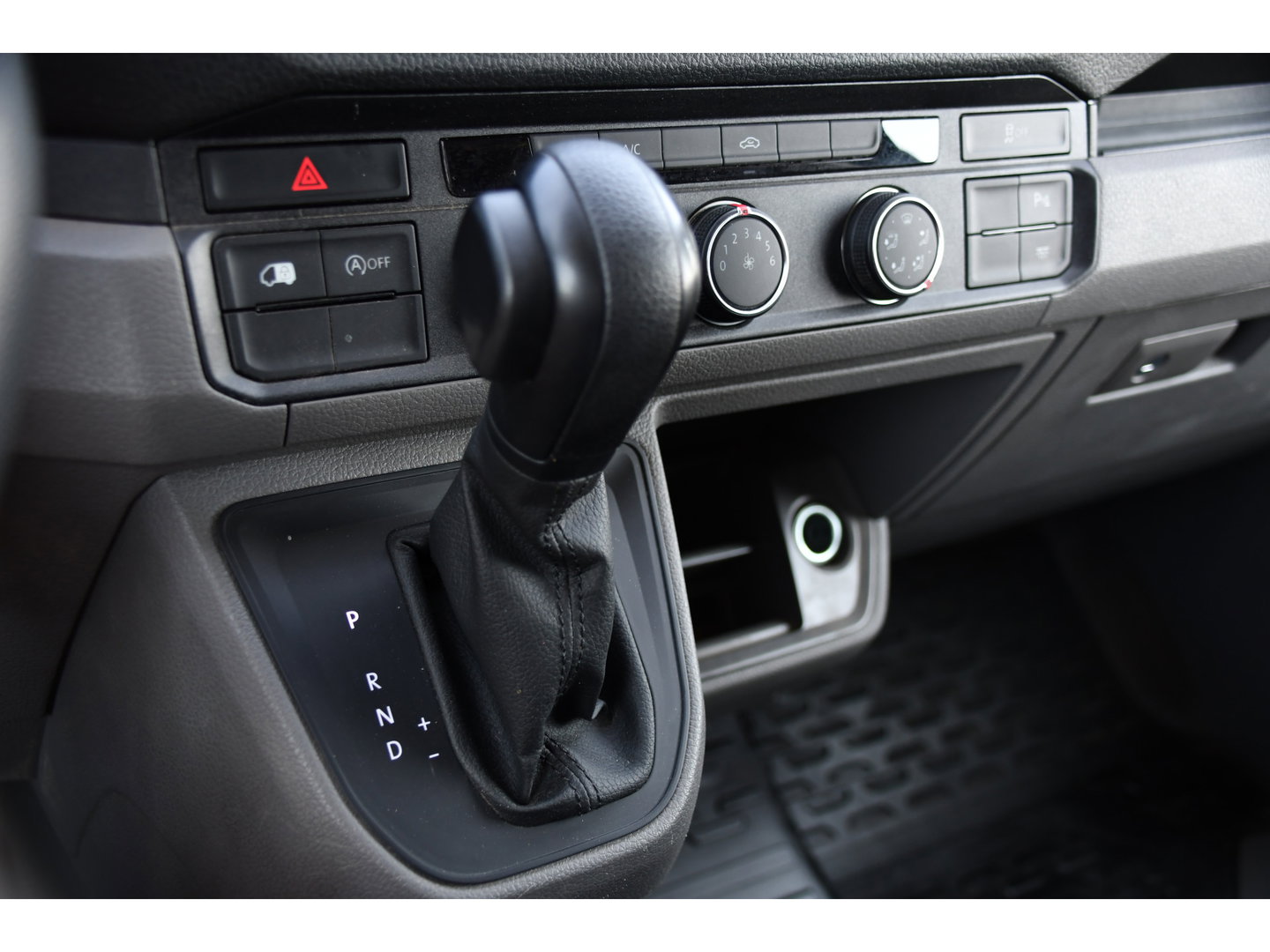 Volkswagen Crafter 35 2.0 TDI L3H3 RWD Black Edition Camera, Adaptieve Cruise, 3500kg Trekhaak, Automaat, LED, Geveerde stoel, 164pk, Massage stoel, Uniek!