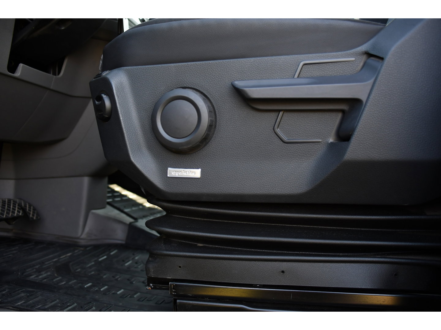 Volkswagen Crafter 35 2.0 TDI L3H3 RWD Black Edition Camera, Adaptieve Cruise, 3500kg Trekhaak, Automaat, LED, Geveerde stoel, 164pk, Massage stoel, Uniek!