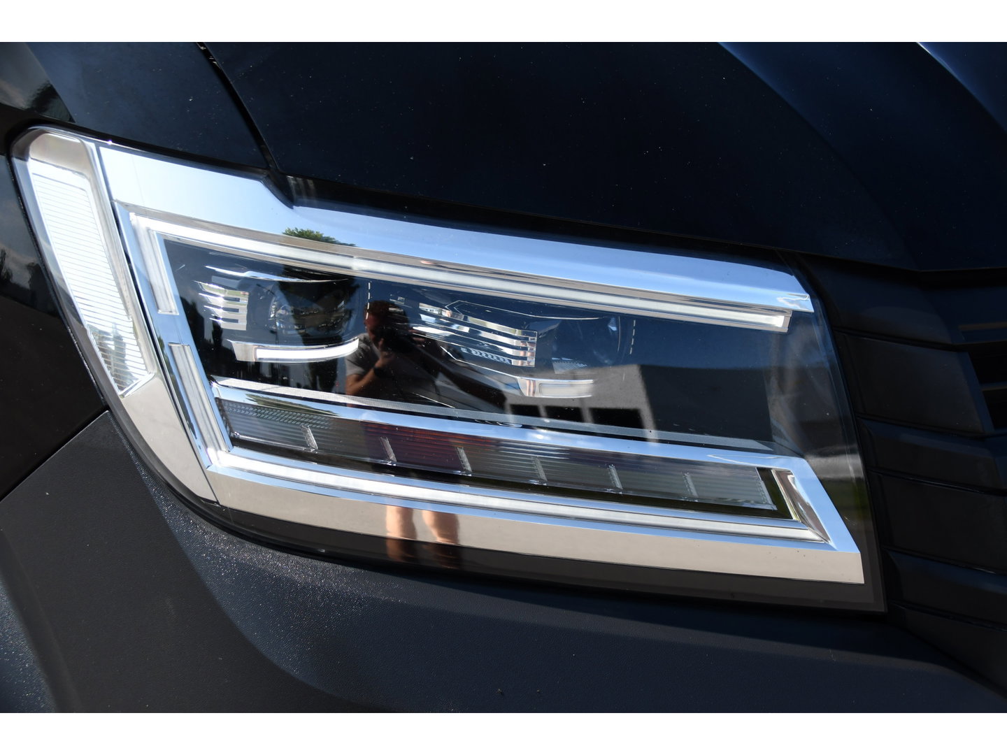 Volkswagen Crafter 35 2.0 TDI L3H3 RWD Black Edition Camera, Adaptieve Cruise, 3500kg Trekhaak, Automaat, LED, Geveerde stoel, 164pk, Massage stoel, Uniek!