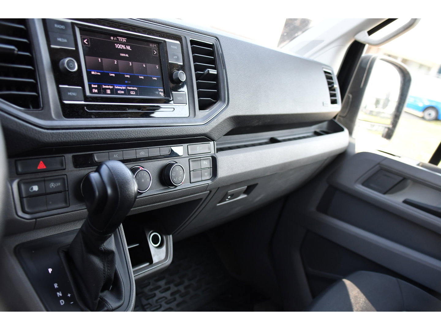 Volkswagen Crafter 35 2.0 TDI L3H3 RWD Black Edition Camera, Adaptieve Cruise, 3500kg Trekhaak, Automaat, LED, Geveerde stoel, 164pk, Massage stoel, Uniek!