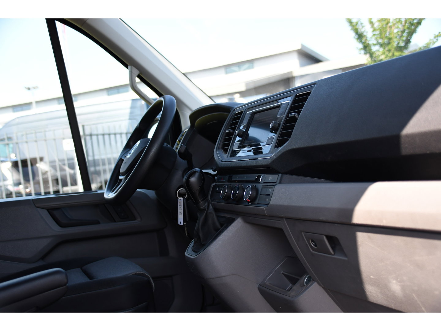 Volkswagen Crafter 35 2.0 TDI L3H3 RWD Black Edition Camera, Adaptieve Cruise, 3500kg Trekhaak, Automaat, LED, Geveerde stoel, 164pk, Massage stoel, Uniek!