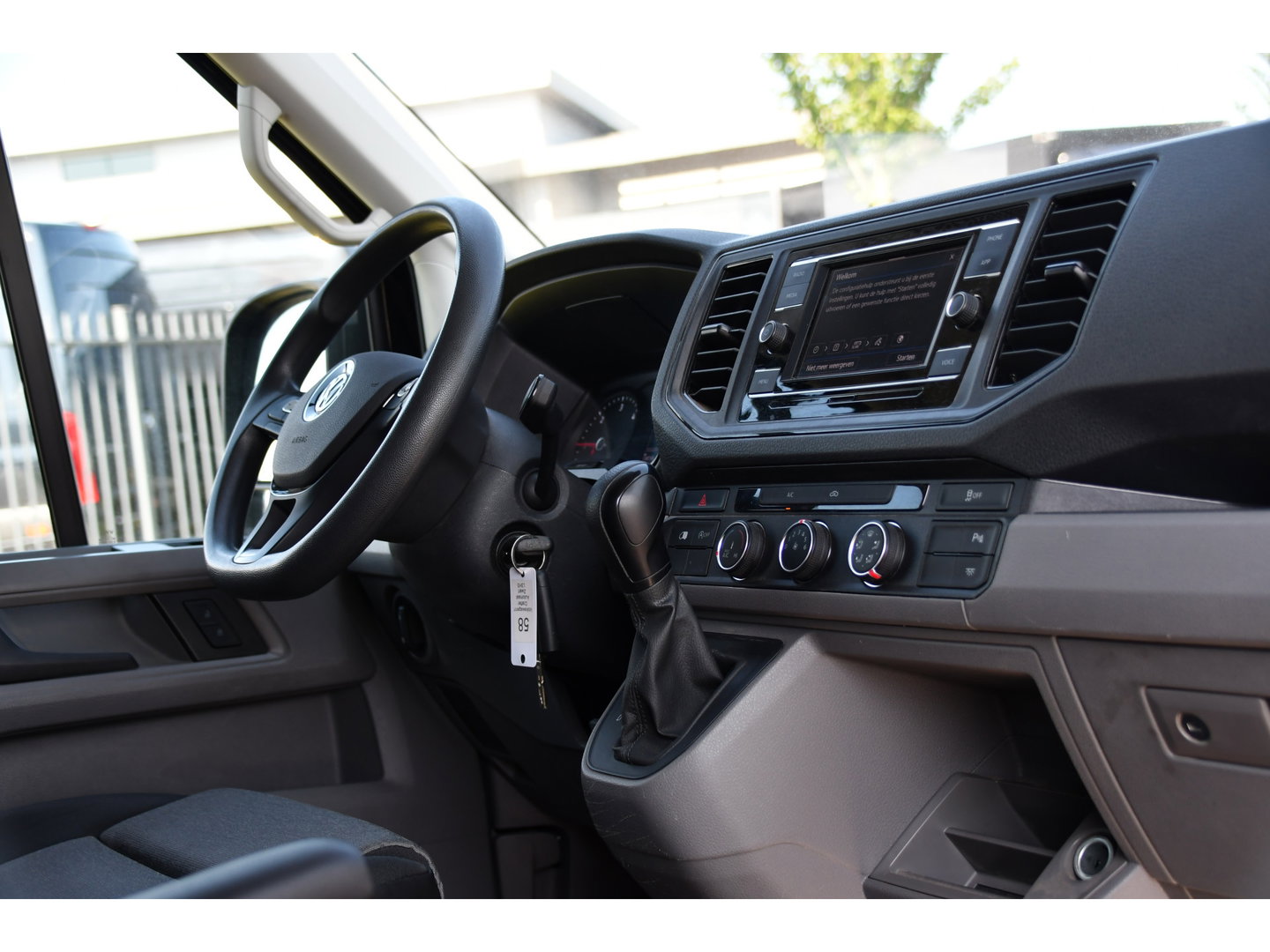 Volkswagen Crafter 35 2.0 TDI L3H3 RWD Black Edition Camera, Adaptieve Cruise, 3500kg Trekhaak, Automaat, LED, Geveerde stoel, 164pk, Massage stoel, Uniek!