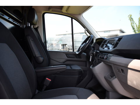 Volkswagen Crafter 35 2.0 TDI L3H3 RWD Black Edition Camera, Adaptieve Cruise, 3500kg Trekhaak, Automaat, LED, Geveerde stoel, 164pk, Massage stoel, Uniek!