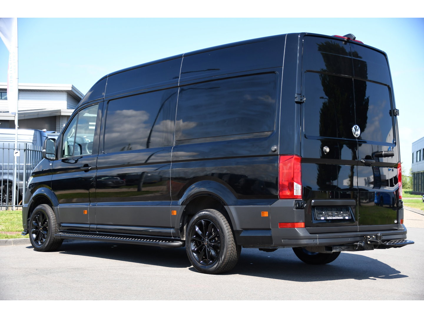 Volkswagen Crafter 35 2.0 TDI L3H3 RWD Black Edition Camera, Adaptieve Cruise, 3500kg Trekhaak, Automaat, LED, Geveerde stoel, 164pk, Massage stoel, Uniek!
