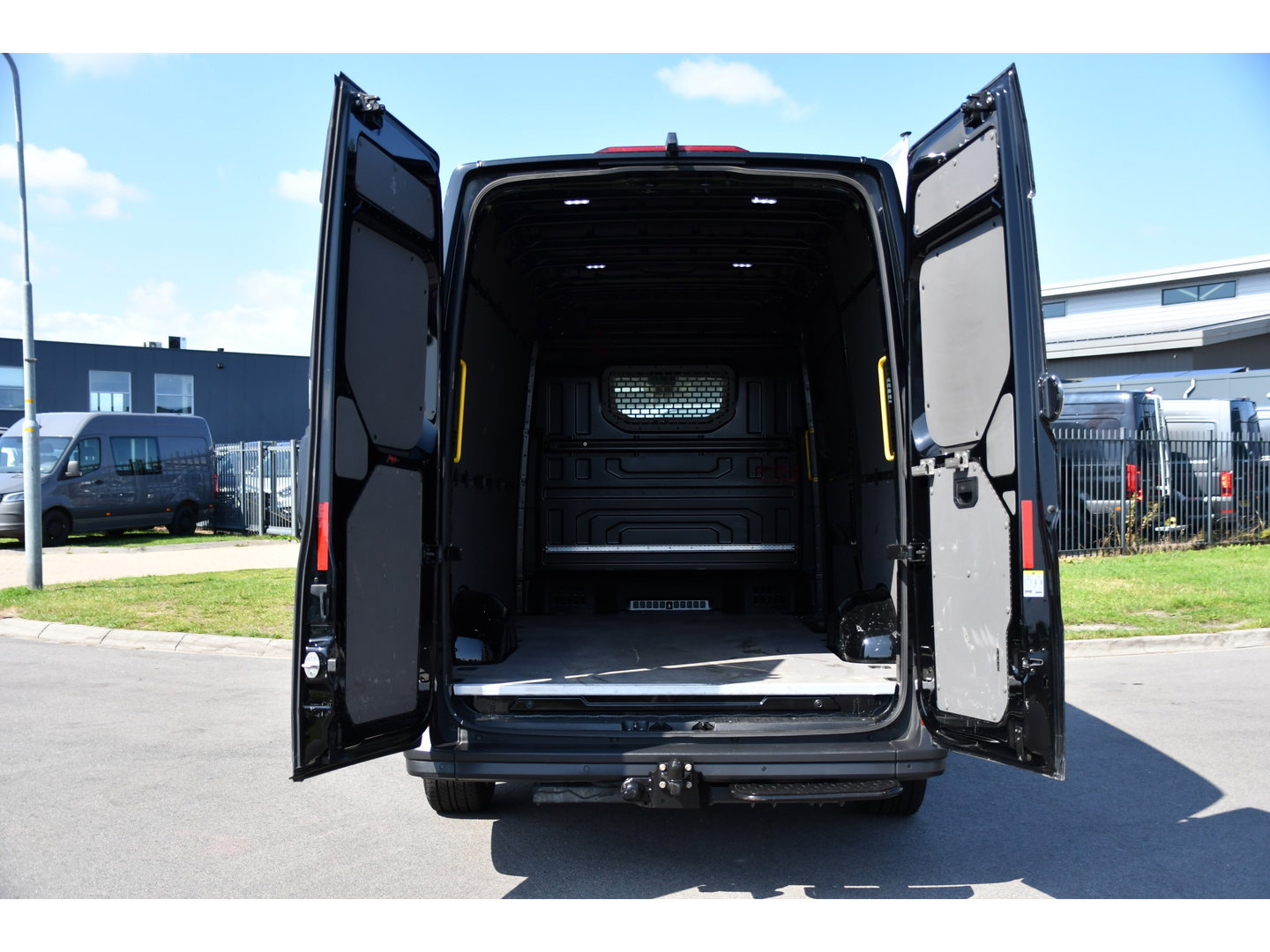 Volkswagen Crafter 35 2.0 TDI L3H3 RWD Black Edition Camera, Adaptieve Cruise, 3500kg Trekhaak, Automaat, LED, Geveerde stoel, 164pk, Massage stoel, Uniek!