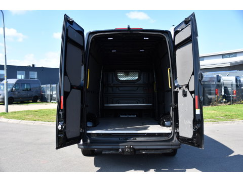 Volkswagen Crafter 35 2.0 TDI L3H3 RWD Black Edition Camera, Adaptieve Cruise, 3500kg Trekhaak, Automaat, LED, Geveerde stoel, 164pk, Massage stoel, Uniek!