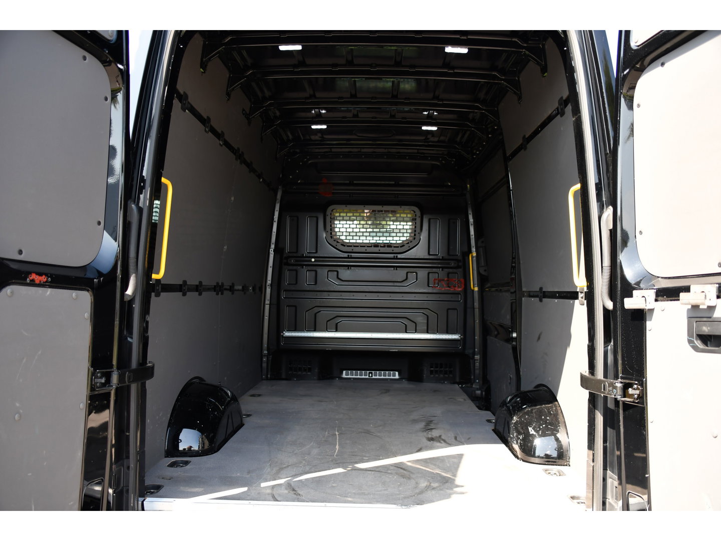 Volkswagen Crafter 35 2.0 TDI L3H3 RWD Black Edition Camera, Adaptieve Cruise, 3500kg Trekhaak, Automaat, LED, Geveerde stoel, 164pk, Massage stoel, Uniek!