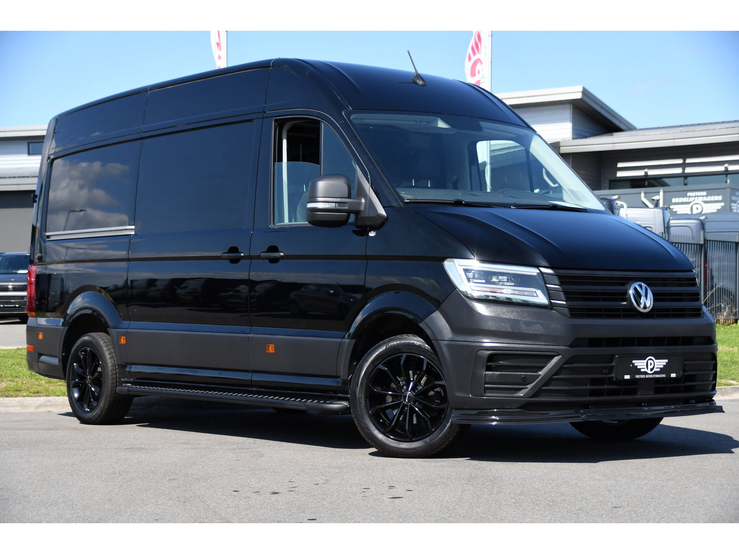Volkswagen Crafter 35 2.0 TDI L3H3 RWD Black Edition Camera, Adaptieve Cruise, 3500kg Trekhaak, Automaat, LED, Geveerde stoel, 164pk, Massage stoel, Uniek!