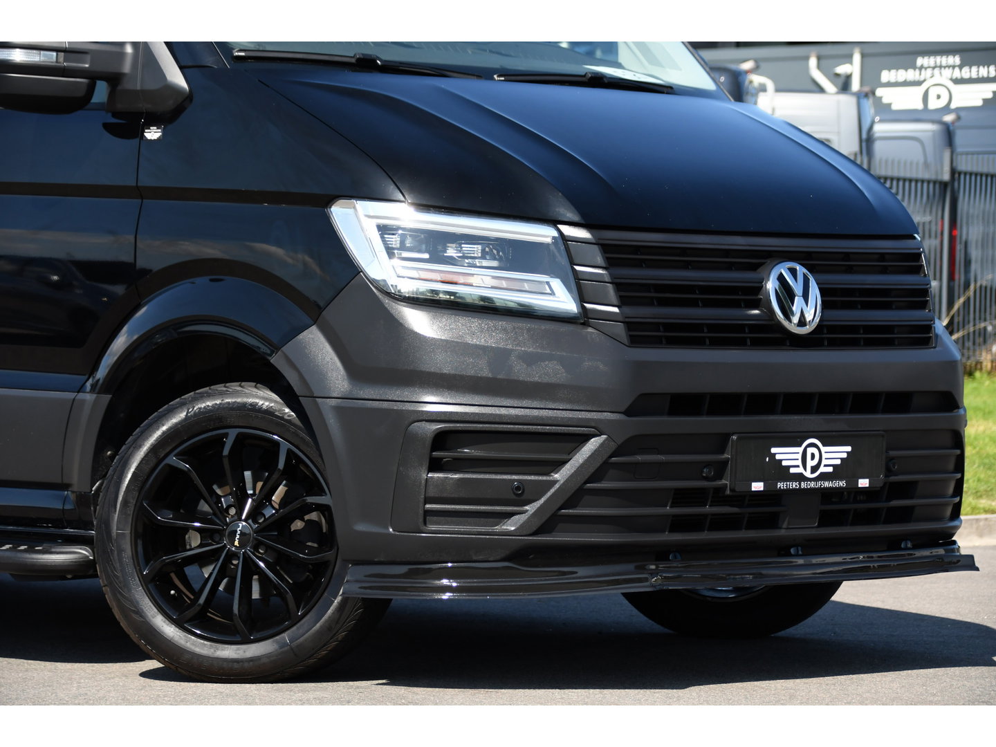 Volkswagen Crafter 35 2.0 TDI L3H3 RWD Black Edition Camera, Adaptieve Cruise, 3500kg Trekhaak, Automaat, LED, Geveerde stoel, 164pk, Massage stoel, Uniek!