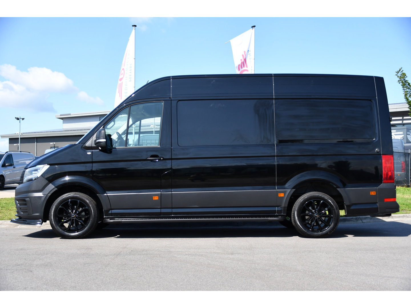Volkswagen Crafter 35 2.0 TDI L3H3 RWD Black Edition Camera, Adaptieve Cruise, 3500kg Trekhaak, Automaat, LED, Geveerde stoel, 164pk, Massage stoel, Uniek!