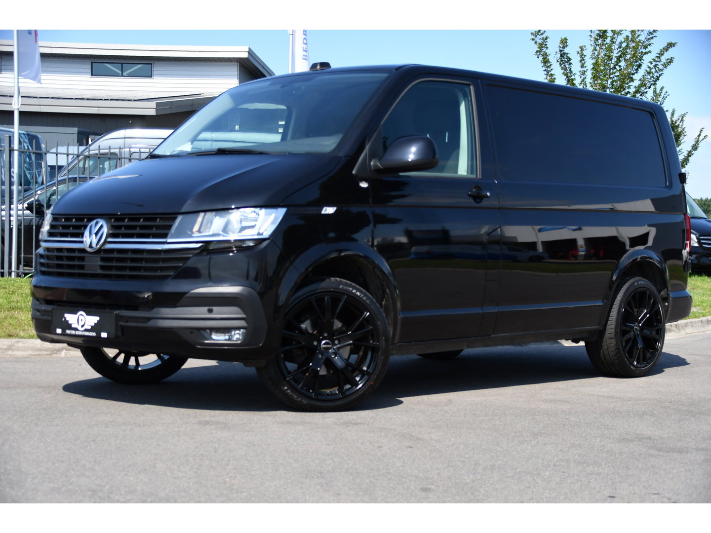 Volkswagen Transporter 2.0 TDI L1H1 30 Black Edition Camera, Cruise, Caprlay, 150pk, automaat, Multimedia, Trekhaak, Sensoren, Laadruimte betimmering, Uniek!