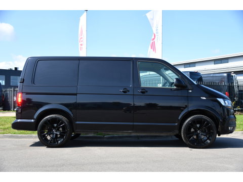 Volkswagen Transporter 2.0 TDI L1H1 30 Black Edition Camera, Cruise, Caprlay, 150pk, automaat, Multimedia, Trekhaak, Sensoren, Laadruimte betimmering, Uniek!