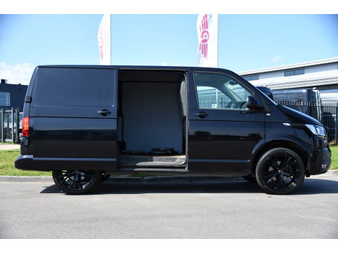 Volkswagen Transporter 2.0 TDI L1H1 30 Black Edition Camera, Cruise, Caprlay, 150pk, automaat, Multimedia, Trekhaak, Sensoren, Laadruimte betimmering, Uniek!