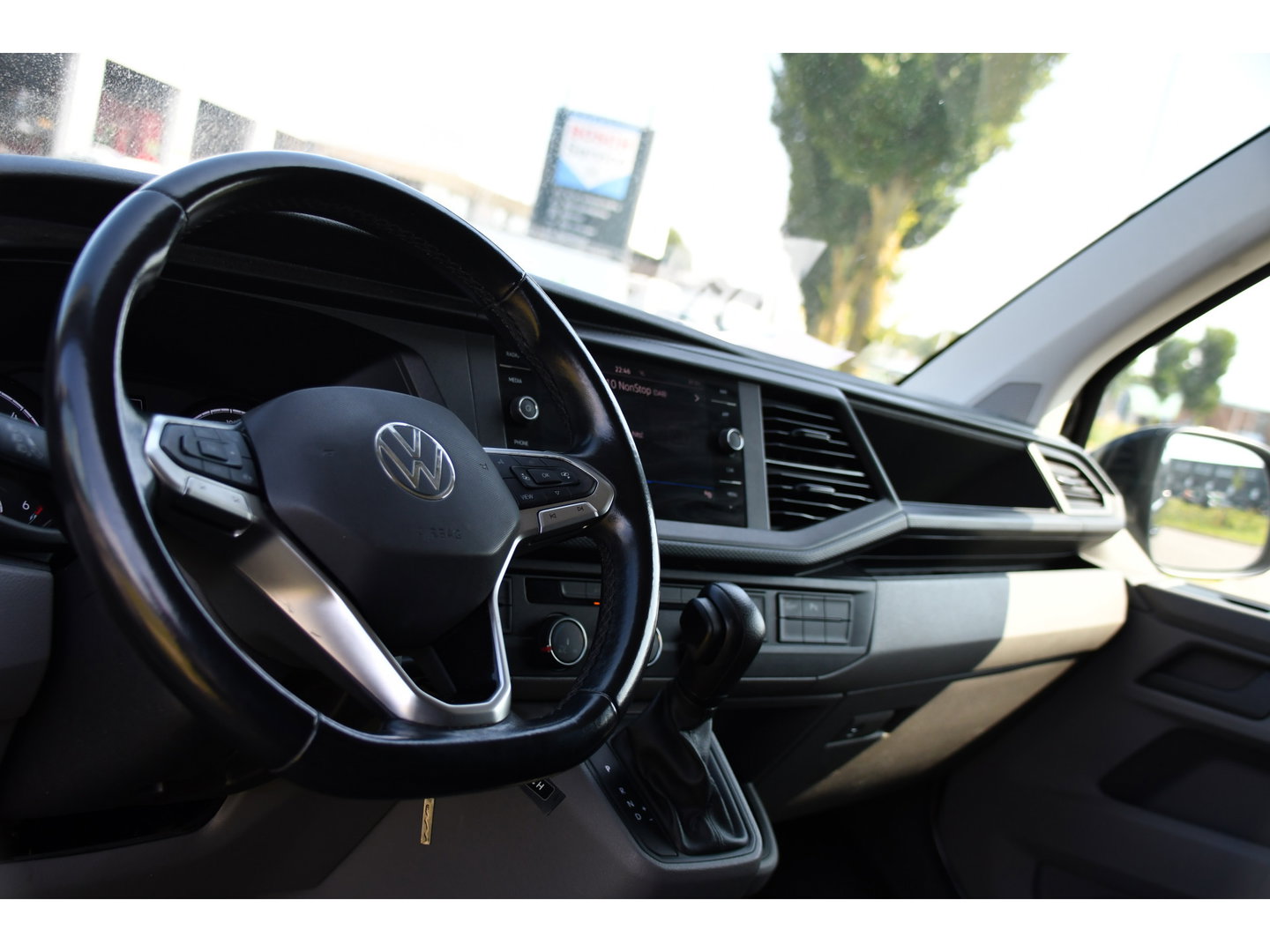 Volkswagen Transporter 2.0 TDI L1H1 30 Black Edition Camera, Cruise, Caprlay, 150pk, automaat, Multimedia, Trekhaak, Sensoren, Laadruimte betimmering, Uniek!