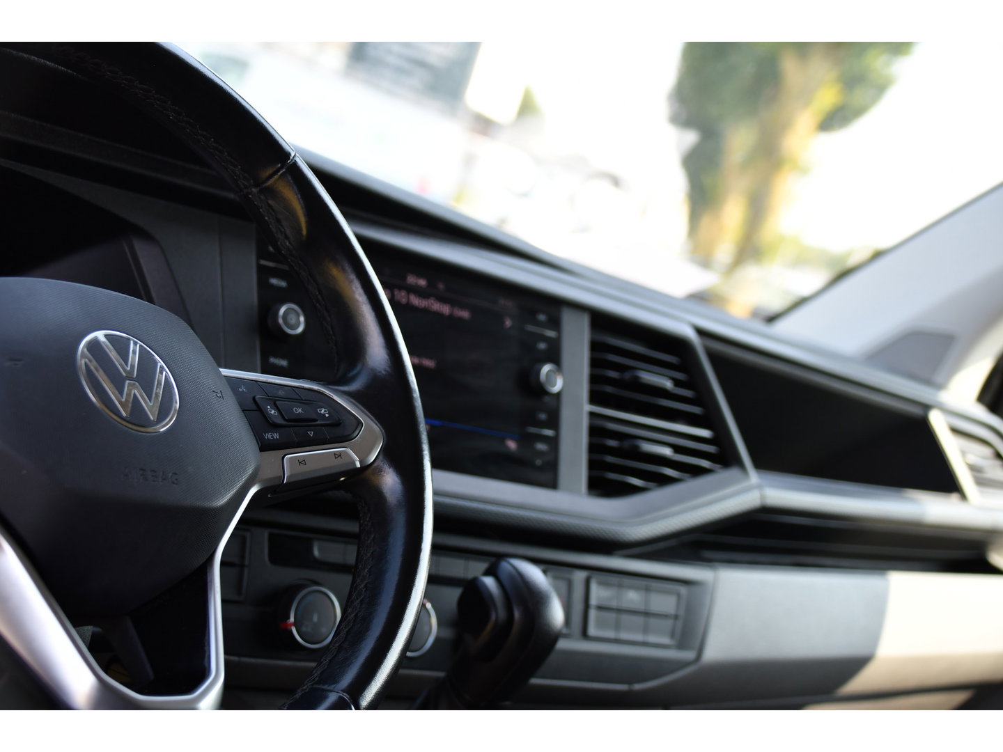 Volkswagen Transporter 2.0 TDI L1H1 30 Black Edition Camera, Cruise, Caprlay, 150pk, automaat, Multimedia, Trekhaak, Sensoren, Laadruimte betimmering, Uniek!