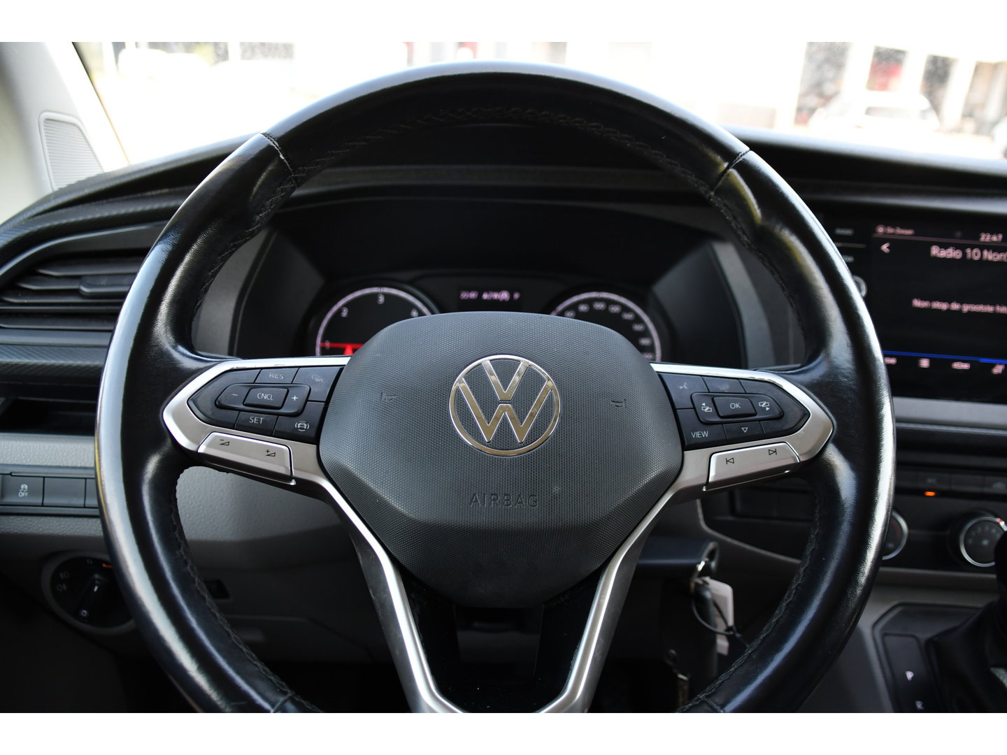 Volkswagen Transporter 2.0 TDI L1H1 30 Black Edition Camera, Cruise, Caprlay, 150pk, automaat, Multimedia, Trekhaak, Sensoren, Laadruimte betimmering, Uniek!