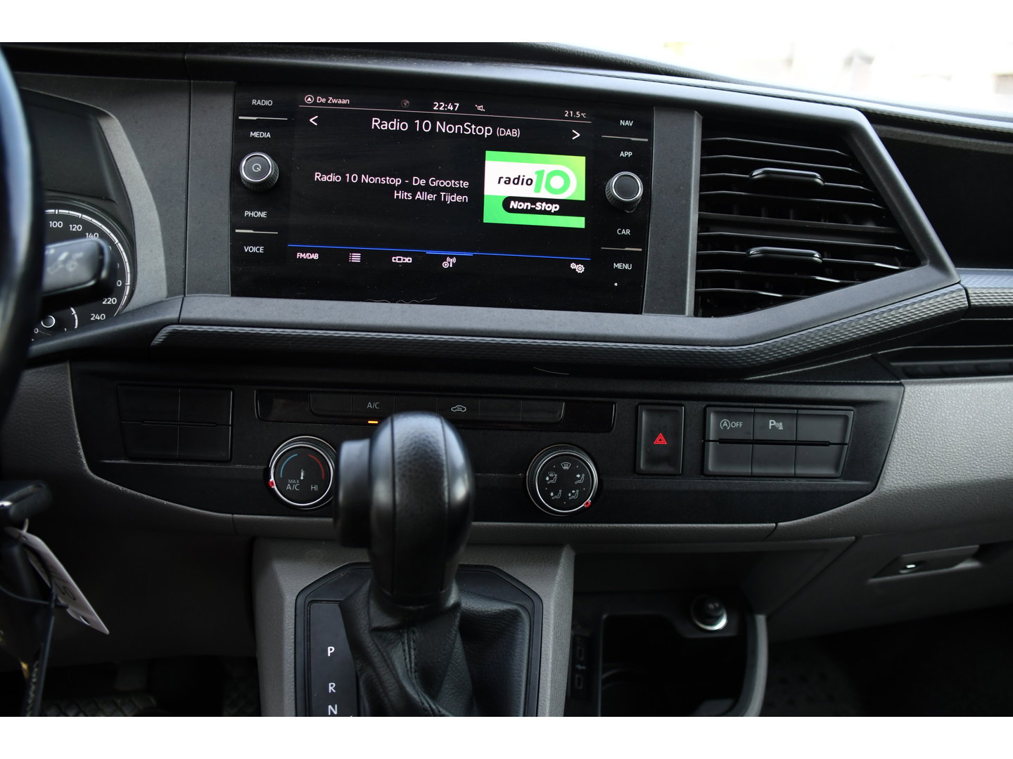 Volkswagen Transporter 2.0 TDI L1H1 30 Black Edition Camera, Cruise, Caprlay, 150pk, automaat, Multimedia, Trekhaak, Sensoren, Laadruimte betimmering, Uniek!