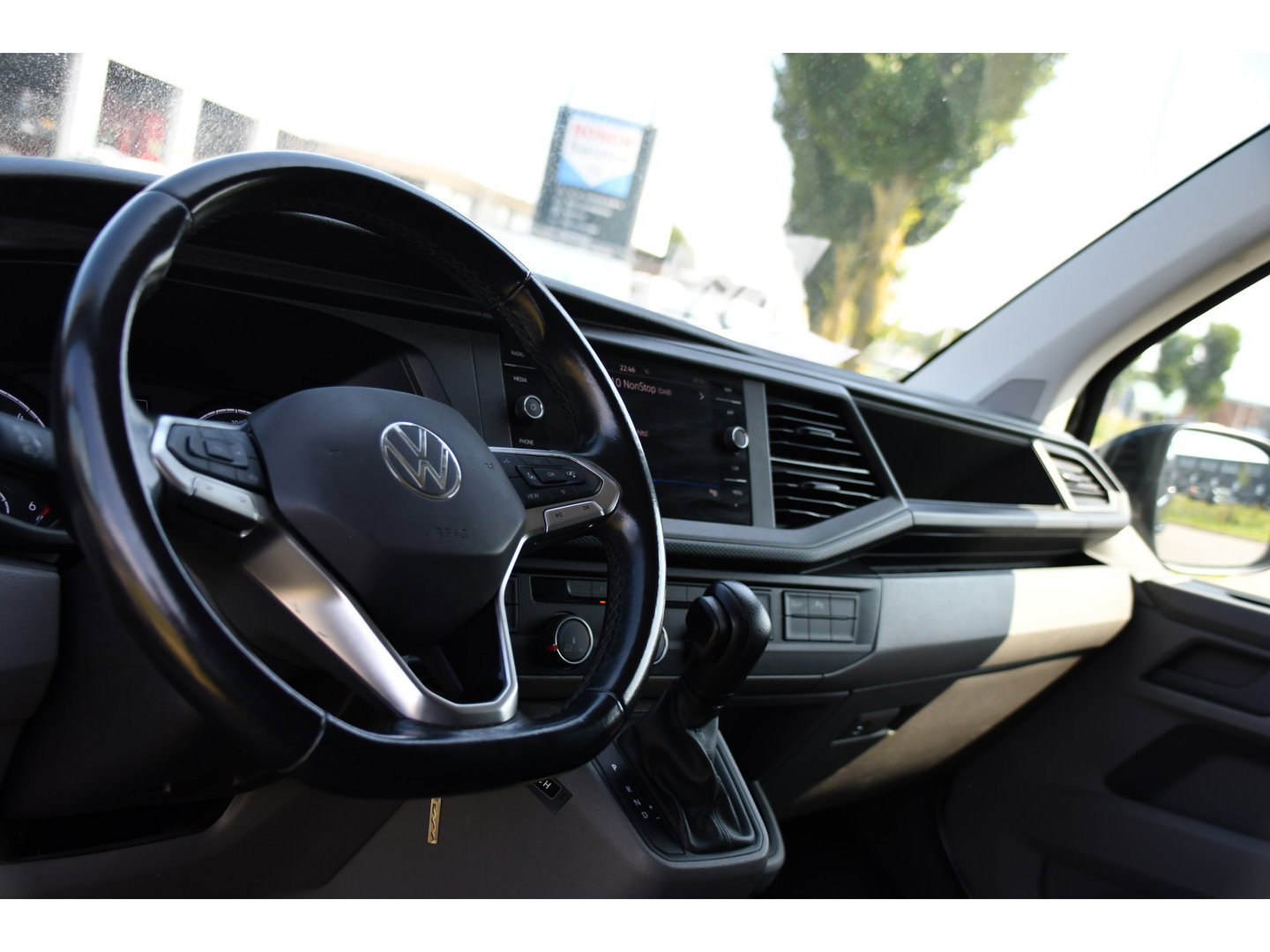 Volkswagen Transporter 2.0 TDI L1H1 30 Black Edition Camera, Cruise, Caprlay, 150pk, automaat, Multimedia, Trekhaak, Sensoren, Laadruimte betimmering, Uniek!