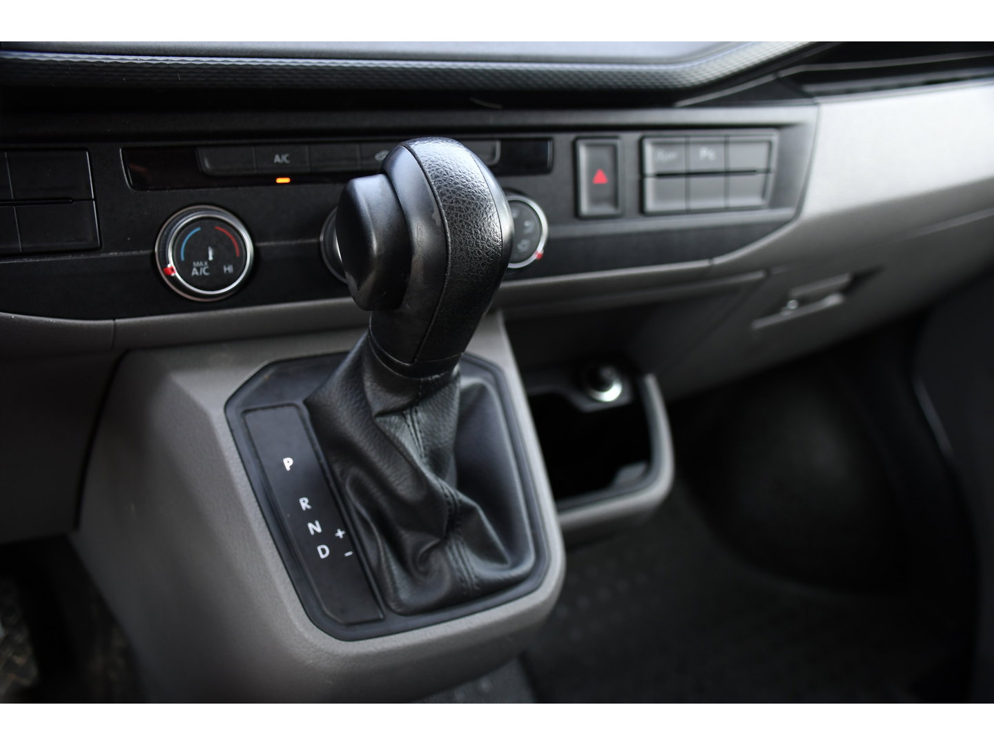 Volkswagen Transporter 2.0 TDI L1H1 30 Black Edition Camera, Cruise, Caprlay, 150pk, automaat, Multimedia, Trekhaak, Sensoren, Laadruimte betimmering, Uniek!