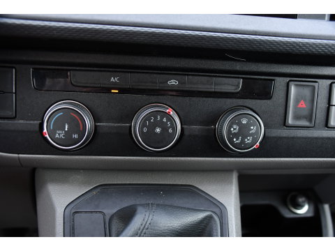 Volkswagen Transporter 2.0 TDI L1H1 30 Black Edition Camera, Cruise, Caprlay, 150pk, automaat, Multimedia, Trekhaak, Sensoren, Laadruimte betimmering, Uniek!