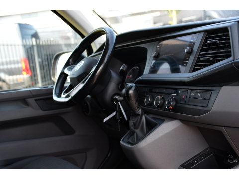 Volkswagen Transporter 2.0 TDI L1H1 30 Black Edition Camera, Cruise, Caprlay, 150pk, automaat, Multimedia, Trekhaak, Sensoren, Laadruimte betimmering, Uniek!
