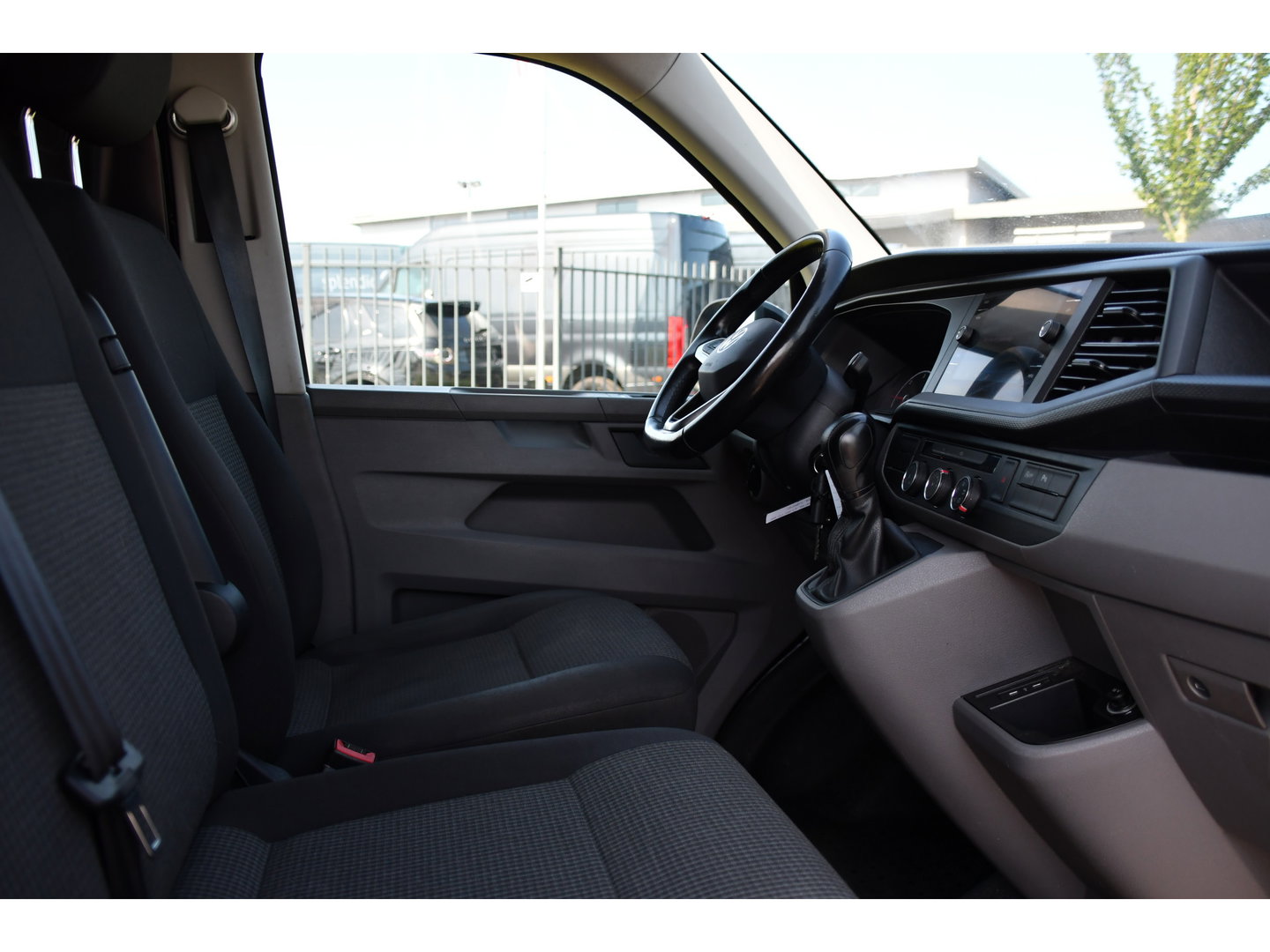 Volkswagen Transporter 2.0 TDI L1H1 30 Black Edition Camera, Cruise, Caprlay, 150pk, automaat, Multimedia, Trekhaak, Sensoren, Laadruimte betimmering, Uniek!