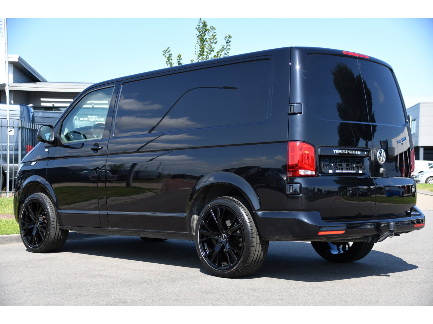 Volkswagen Transporter 2.0 TDI L1H1 30 Black Edition Camera, Cruise, Caprlay, 150pk, automaat, Multimedia, Trekhaak, Sensoren, Laadruimte betimmering, Uniek!