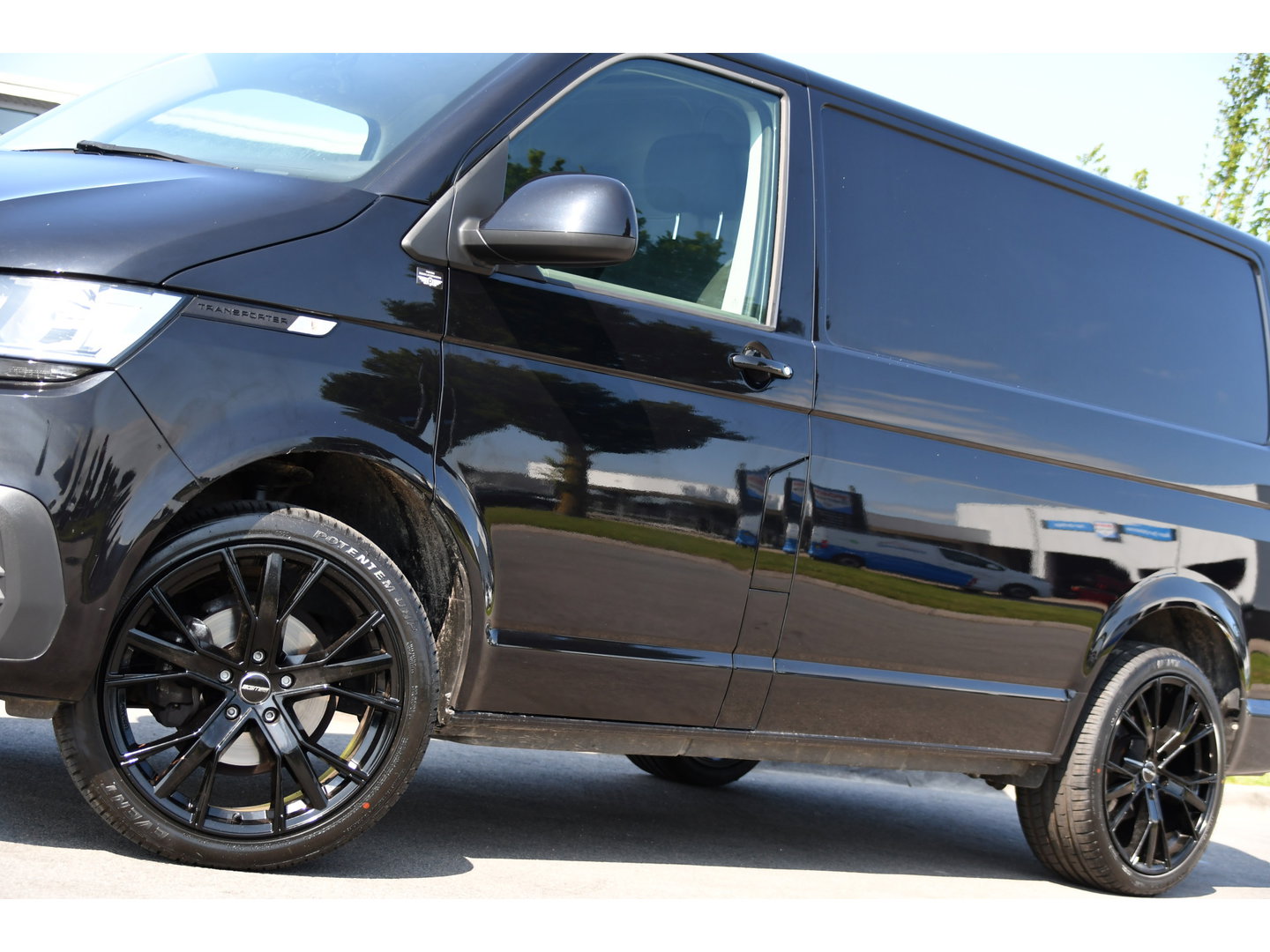 Volkswagen Transporter 2.0 TDI L1H1 30 Black Edition Camera, Cruise, Caprlay, 150pk, automaat, Multimedia, Trekhaak, Sensoren, Laadruimte betimmering, Uniek!