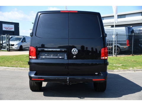 Volkswagen Transporter 2.0 TDI L1H1 30 Black Edition Camera, Cruise, Caprlay, 150pk, automaat, Multimedia, Trekhaak, Sensoren, Laadruimte betimmering, Uniek!
