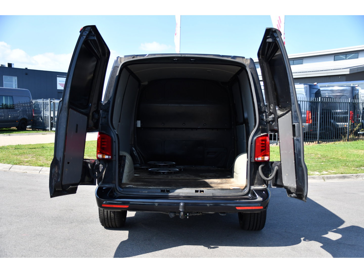Volkswagen Transporter 2.0 TDI L1H1 30 Black Edition Camera, Cruise, Caprlay, 150pk, automaat, Multimedia, Trekhaak, Sensoren, Laadruimte betimmering, Uniek!