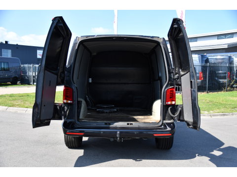 Volkswagen Transporter 2.0 TDI L1H1 30 Black Edition Camera, Cruise, Caprlay, 150pk, automaat, Multimedia, Trekhaak, Sensoren, Laadruimte betimmering, Uniek!