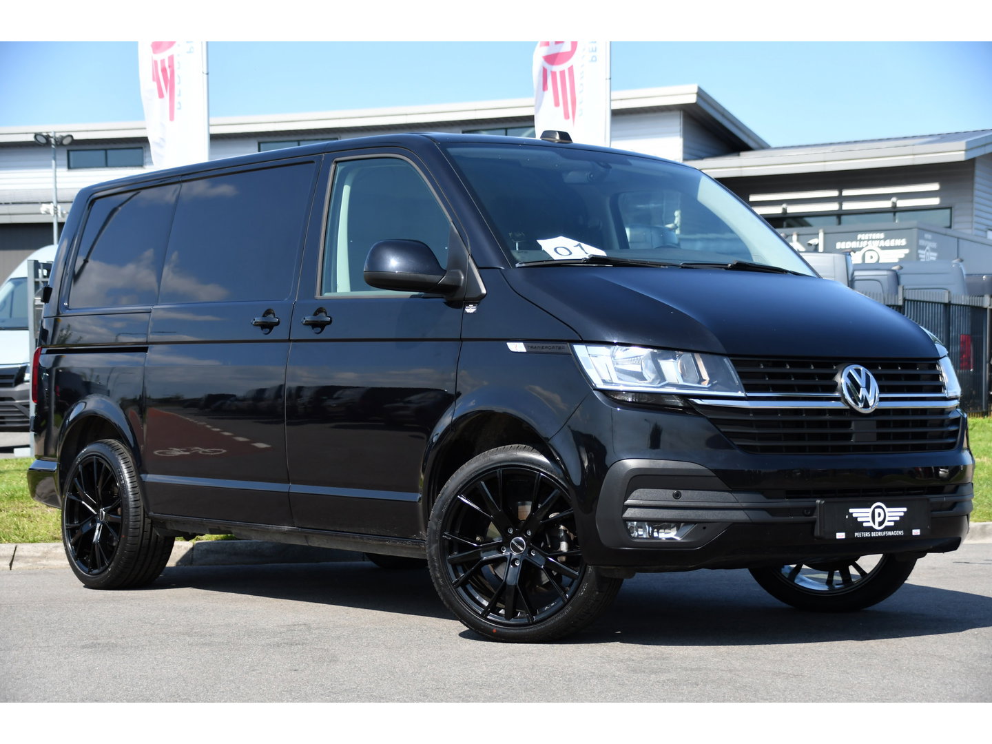 Volkswagen Transporter 2.0 TDI L1H1 30 Black Edition Camera, Cruise, Caprlay, 150pk, automaat, Multimedia, Trekhaak, Sensoren, Laadruimte betimmering, Uniek!