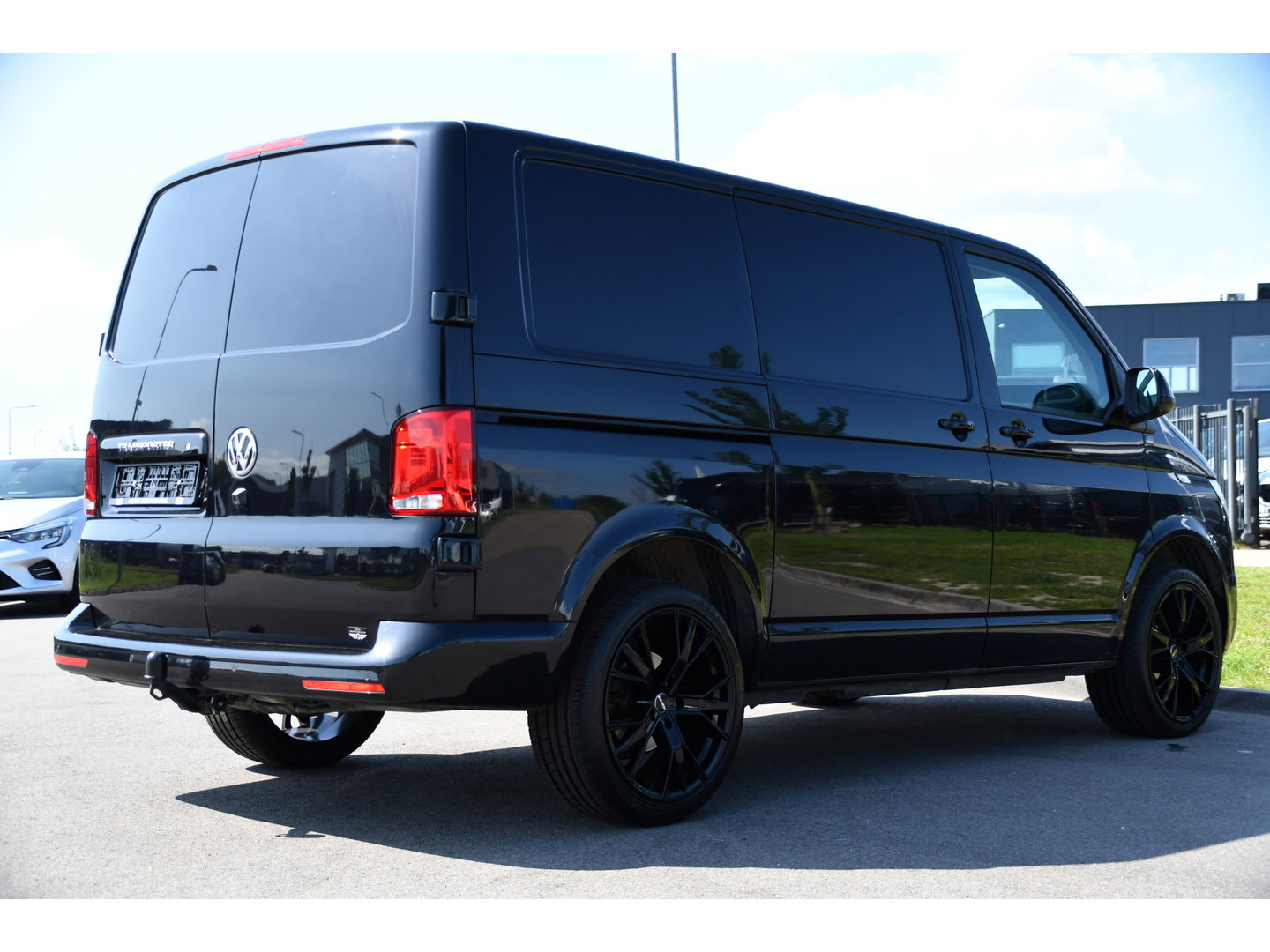 Volkswagen Transporter 2.0 TDI L1H1 30 Black Edition Camera, Cruise, Caprlay, 150pk, automaat, Multimedia, Trekhaak, Sensoren, Laadruimte betimmering, Uniek!