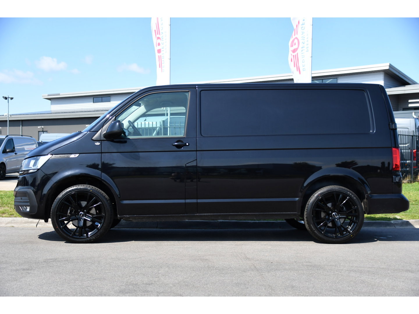 Volkswagen Transporter 2.0 TDI L1H1 30 Black Edition Camera, Cruise, Caprlay, 150pk, automaat, Multimedia, Trekhaak, Sensoren, Laadruimte betimmering, Uniek!