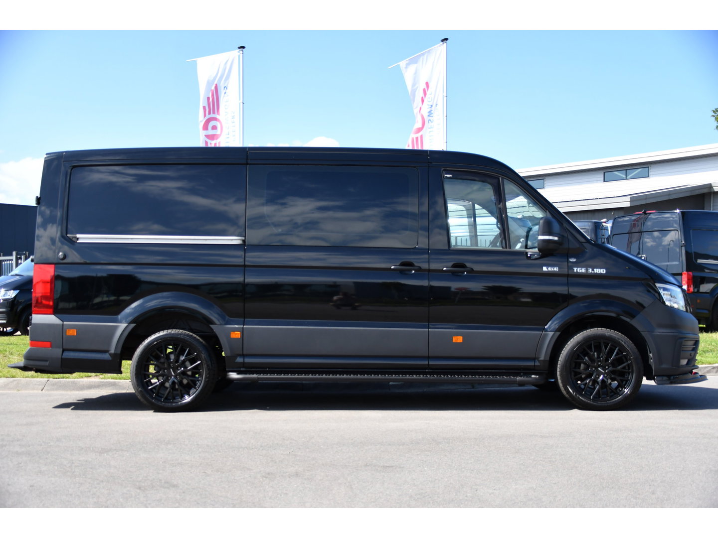 MAN TGE 3.180 35 2.0 L3H2 4x4 Black Edition Camera, Cruise, Carplay, LED, 177pk, Stoelverwarming, Multimedia, Automaat, Sensoren, Trekhaak, Uniek!