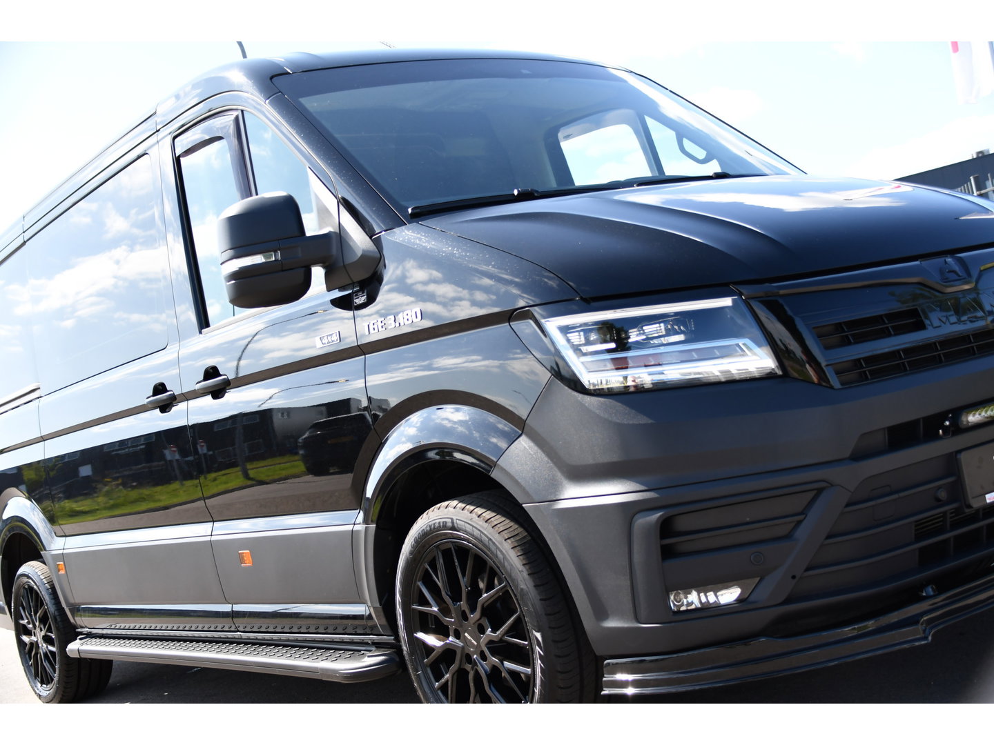 MAN TGE 3.180 35 2.0 L3H2 4x4 Black Edition Camera, Cruise, Carplay, LED, 177pk, Stoelverwarming, Multimedia, Automaat, Sensoren, Trekhaak, Uniek!