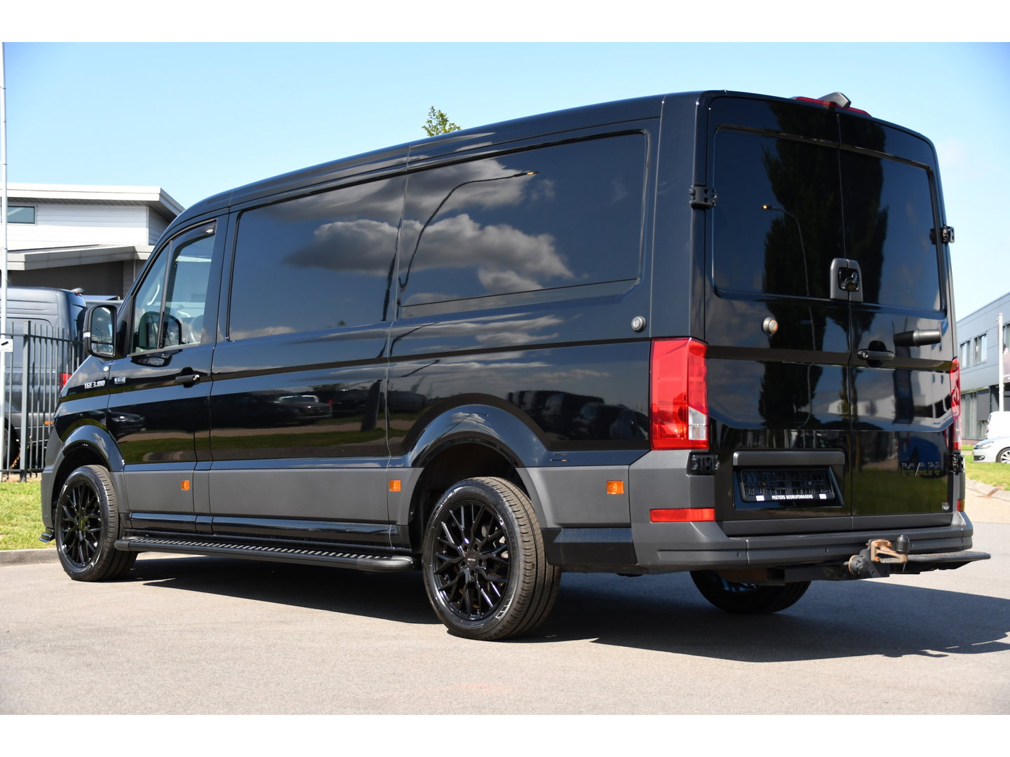 MAN TGE 3.180 35 2.0 L3H2 4x4 Black Edition Camera, Cruise, Carplay, LED, 177pk, Stoelverwarming, Multimedia, Automaat, Sensoren, Trekhaak, Uniek!