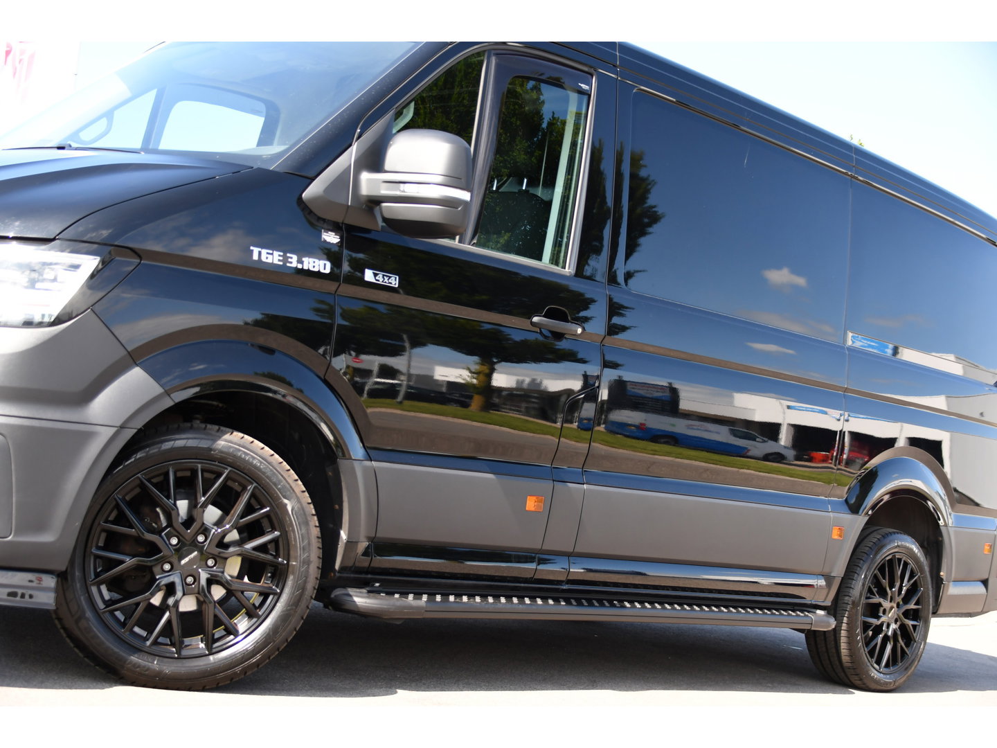 MAN TGE 3.180 35 2.0 L3H2 4x4 Black Edition Camera, Cruise, Carplay, LED, 177pk, Stoelverwarming, Multimedia, Automaat, Sensoren, Trekhaak, Uniek!