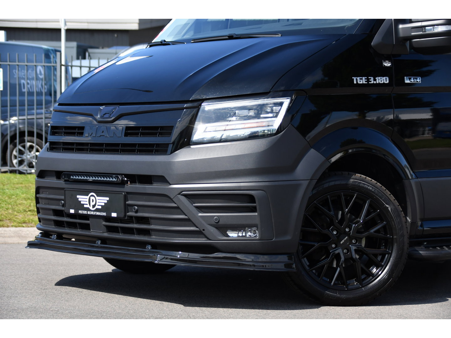 MAN TGE 3.180 35 2.0 L3H2 4x4 Black Edition Camera, Cruise, Carplay, LED, 177pk, Stoelverwarming, Multimedia, Automaat, Sensoren, Trekhaak, Uniek!