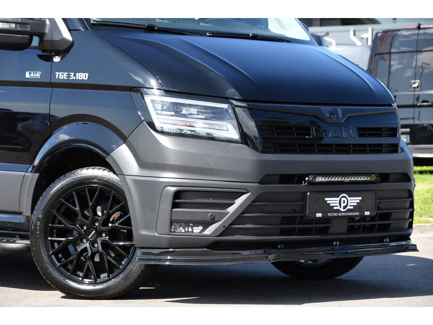MAN TGE 3.180 35 2.0 L3H2 4x4 Black Edition Camera, Cruise, Carplay, LED, 177pk, Stoelverwarming, Multimedia, Automaat, Sensoren, Trekhaak, Uniek!