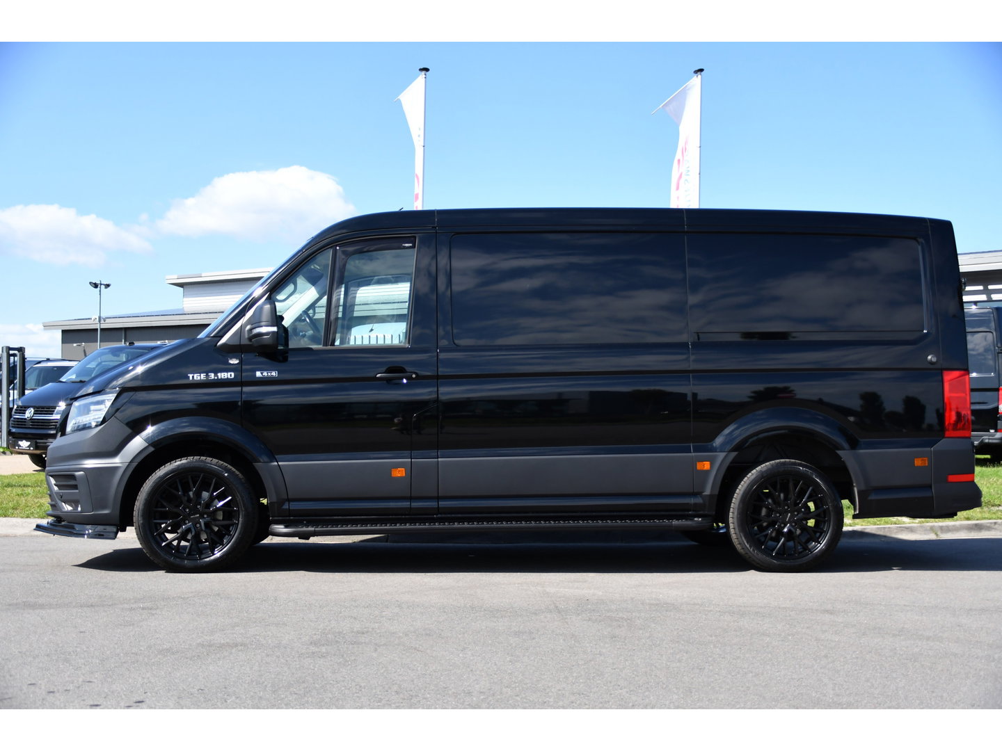 MAN TGE 3.180 35 2.0 L3H2 4x4 Black Edition Camera, Cruise, Carplay, LED, 177pk, Stoelverwarming, Multimedia, Automaat, Sensoren, Trekhaak, Uniek!