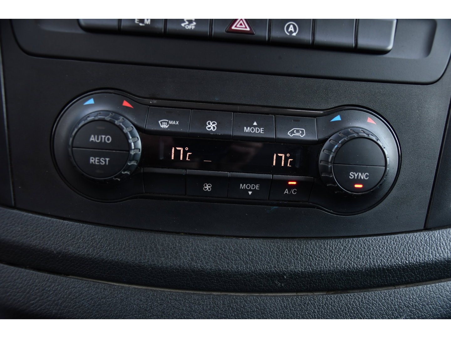 Mercedes-Benz Vito 114 CDI L3 Edition Camera, Cruise, LED, Clima, Automaat, 136pk, Sensoren, 2 x Schuifdeur, Trekhaak, Uniek!