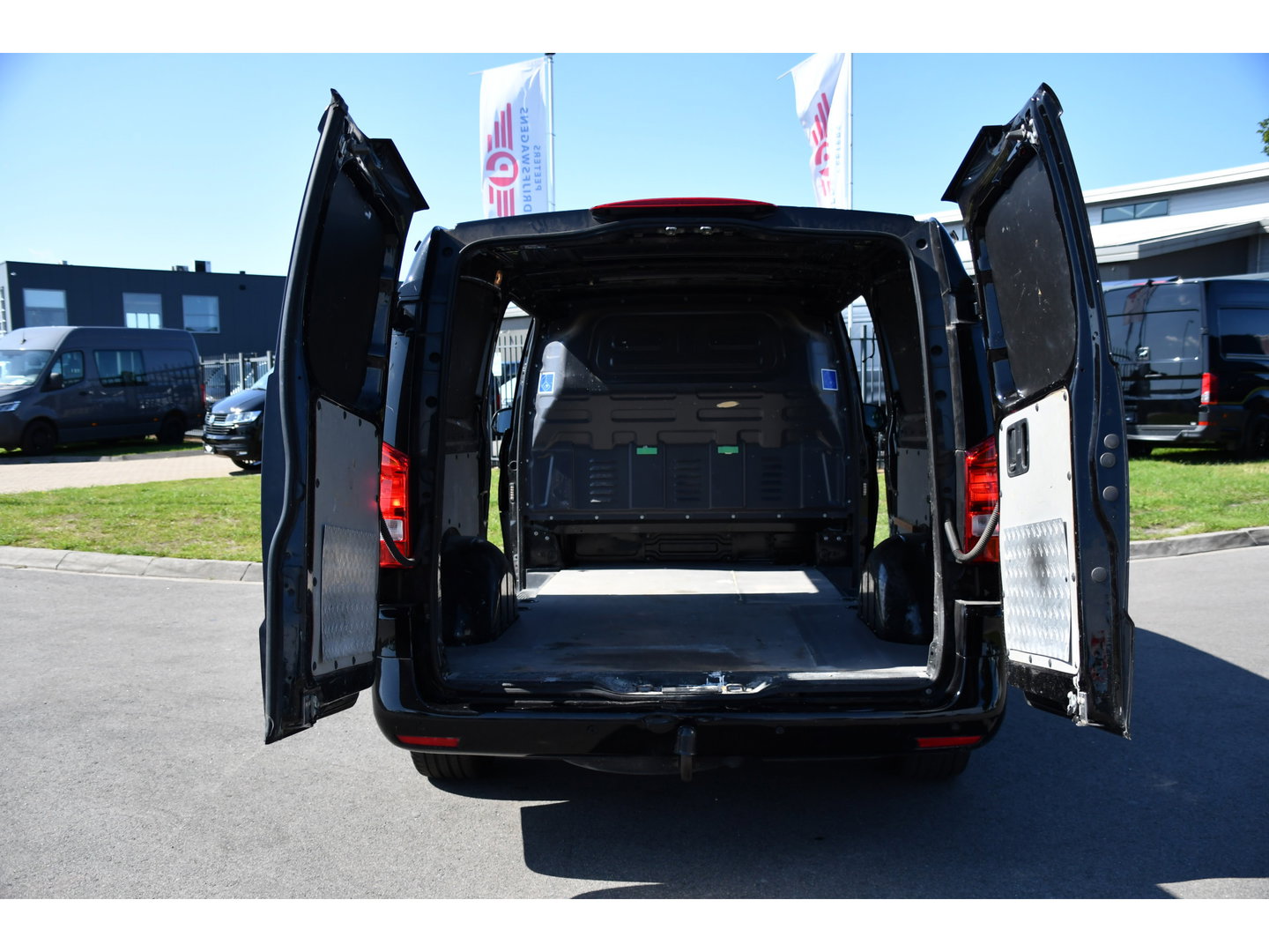 Mercedes-Benz Vito 114 CDI L3 Edition Camera, Cruise, LED, Clima, Automaat, 136pk, Sensoren, 2 x Schuifdeur, Trekhaak, Uniek!