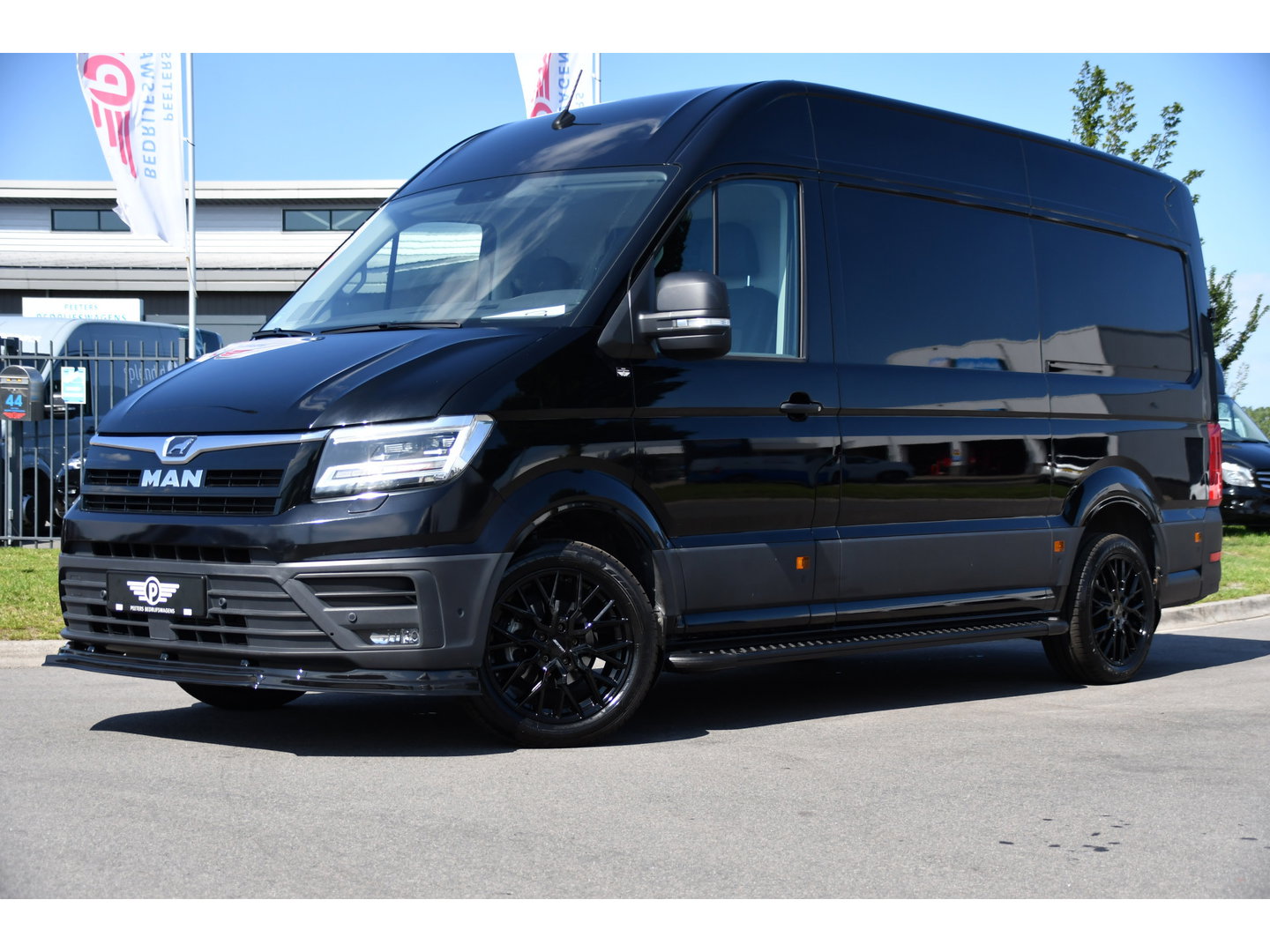 MAN TGE 3.180 35 2.0 L3H3 Black Edition Adaptieve Cruise, Camera, Carplay, LED, Stoelverwarming, Massage stoel, Trekhaak, 177pk, Automaat, Uniek!