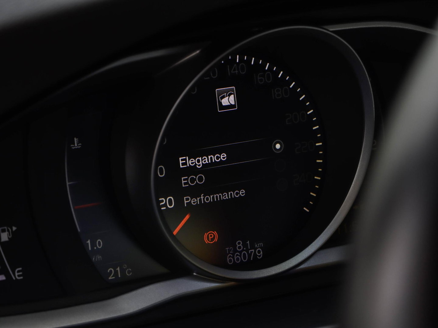 Volvo V60 2.0 T3 Momentum | Leder | Bi-Xenon | 66.000 km! | Dealeronderhouden
