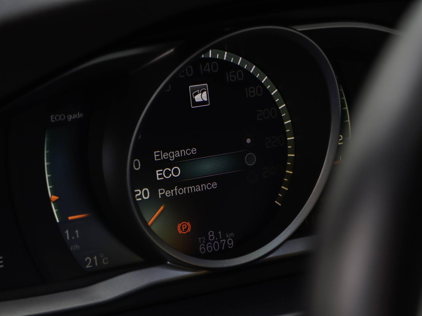 Volvo V60 2.0 T3 Momentum | Leder | Bi-Xenon | 66.000 km! | Dealeronderhouden