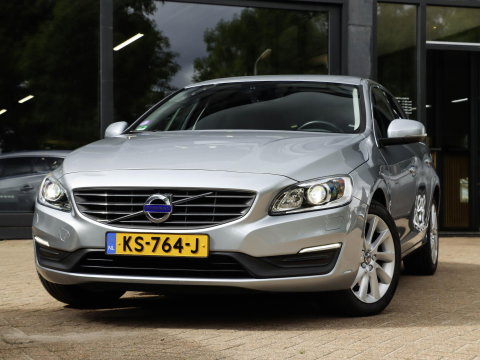 Volvo V60 2.0 T3 Momentum | Leder | Bi-Xenon | 66.000 km! | Dealeronderhouden