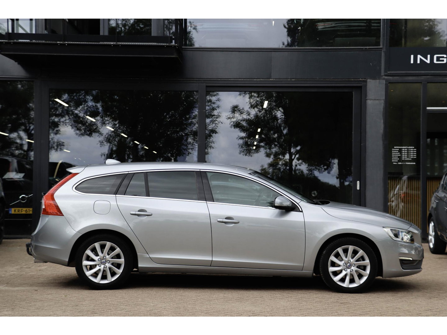 Volvo V60 2.0 T3 Momentum | Leder | Bi-Xenon | 66.000 km! | Dealeronderhouden